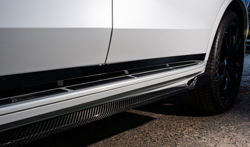 Bočné prahy z karbónu pre BMW X7 LCI