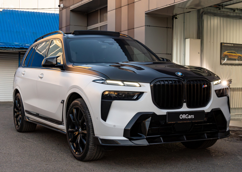 Bočné prahy z karbónu pre BMW X7 LCI
