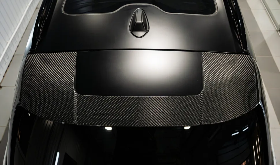 Karbónový strešný spojler pre BMW X7 LCI